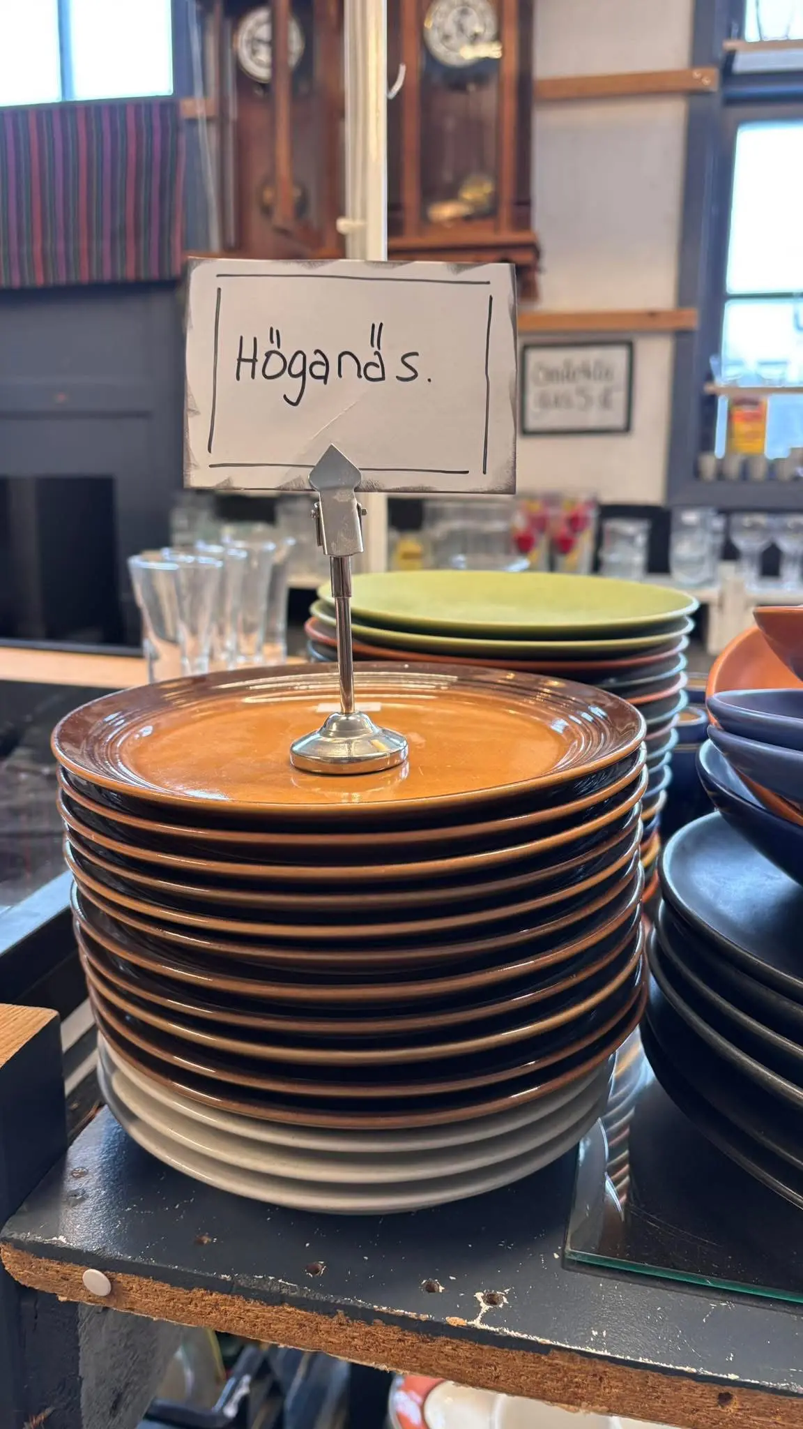 Hyllor med sortiment