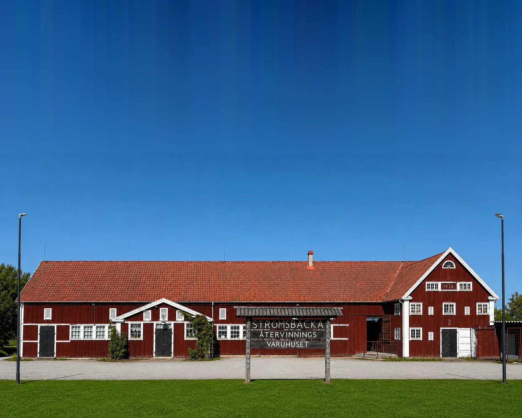 Strömsbacka Återvinnings Varuhus – den röda ladugårdsbyggnaden från 1926 i Sala
